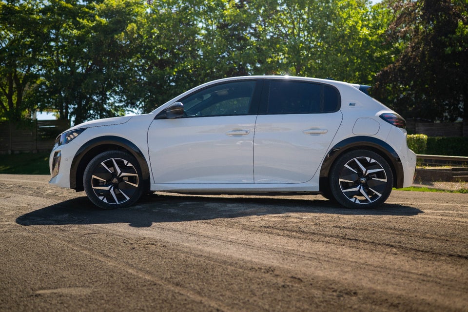 Peugeot e-208 50 GT Sky 5d