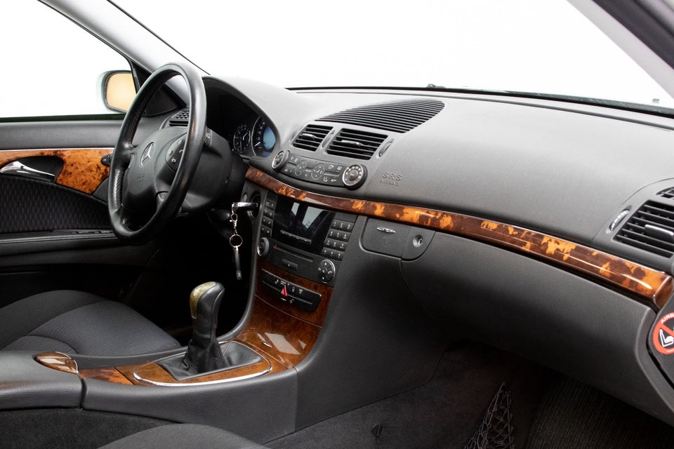 Mercedes E240 2,6 Elegance 4d