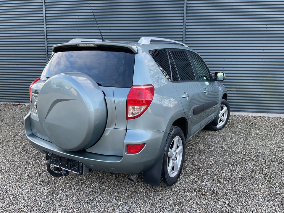 Toyota RAV4 2,2 D-4D 136 4x4 Van 5d