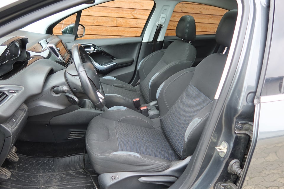 Peugeot 208 1,2 VTi Allure Sky 5d