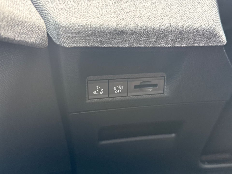 Peugeot e-3008 77 GT Pack 5d