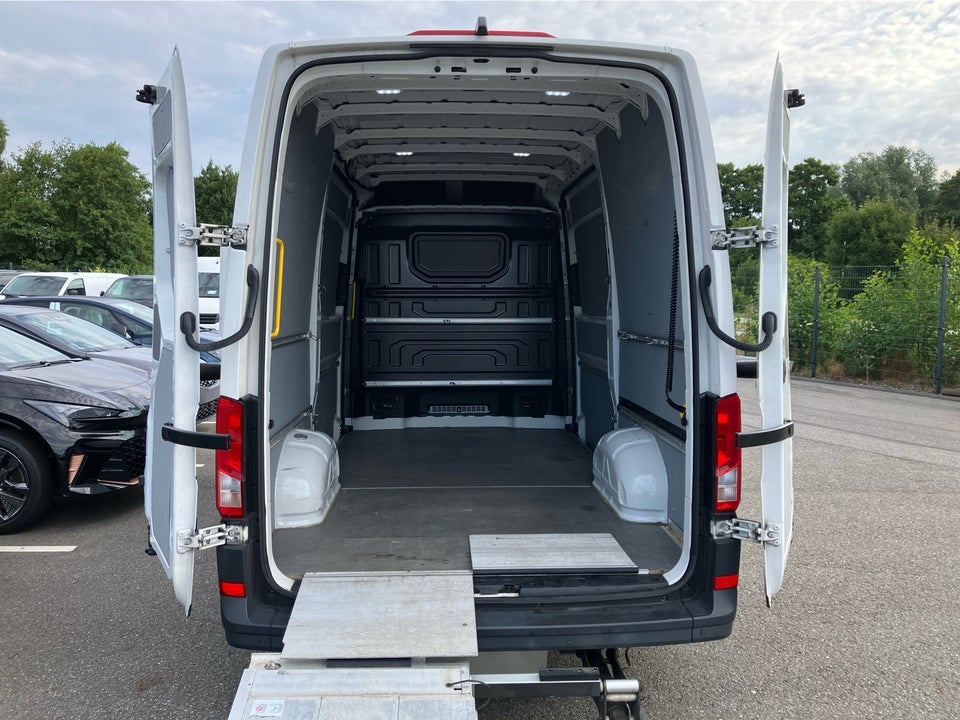 VW Crafter 35 2,0 TDi 177 Kassevogn L3H3 aut.