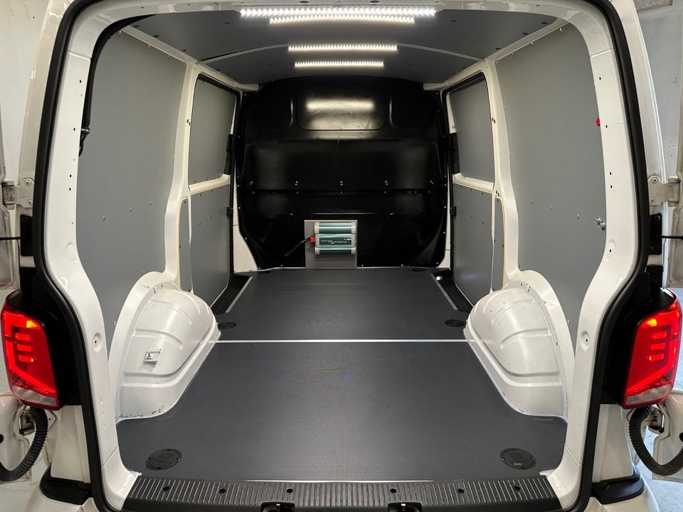 VW Transporter 2,0 TDi 150 Kassevogn DSG kort