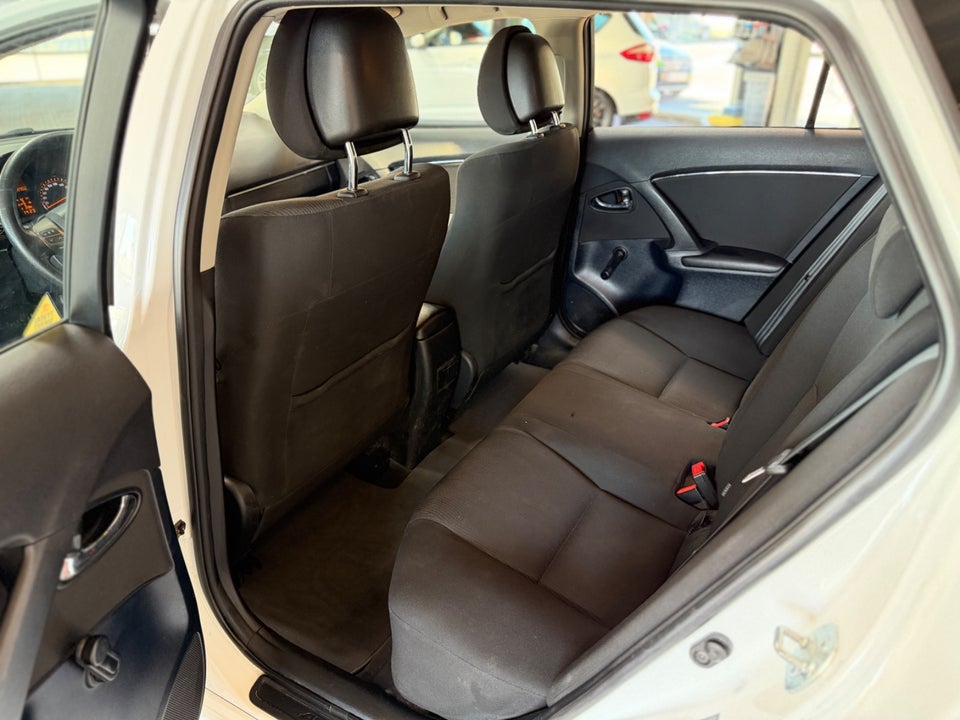 Toyota Avensis 1,6 VVT-i T1 stc. 5d