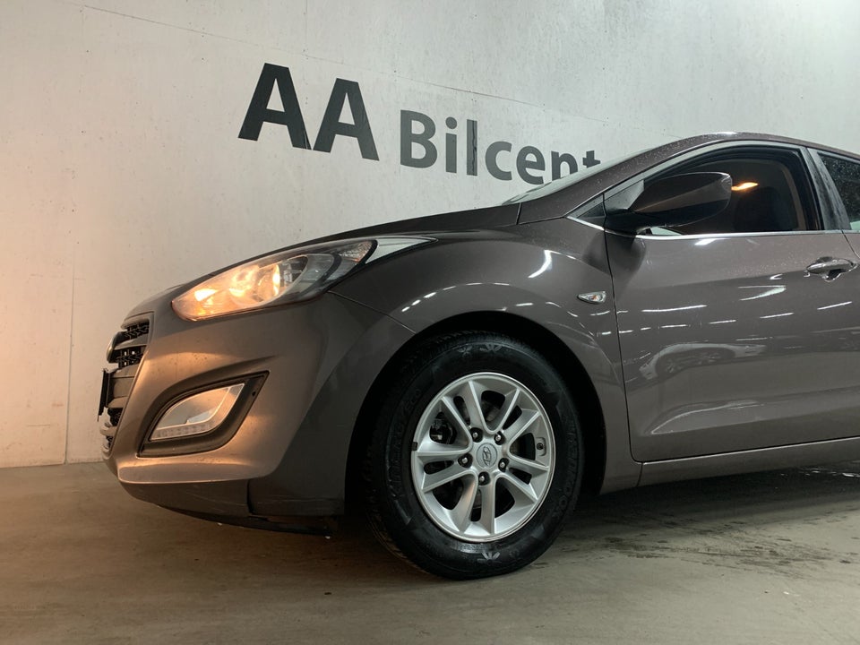 Hyundai i30 1,6 CRDi 110 Premium DCT 5d