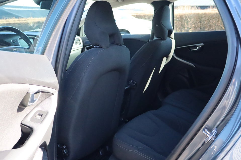 Volvo V40 1,6 D2 115 R-Design 5d