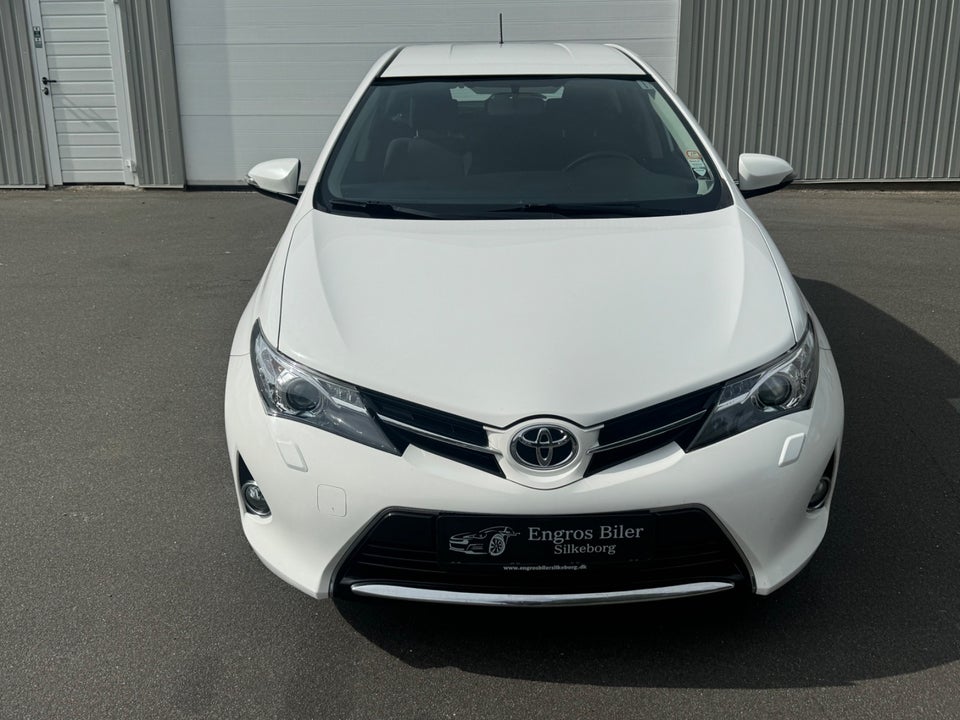 Toyota Auris 1,6 T2+ Skyview 5d