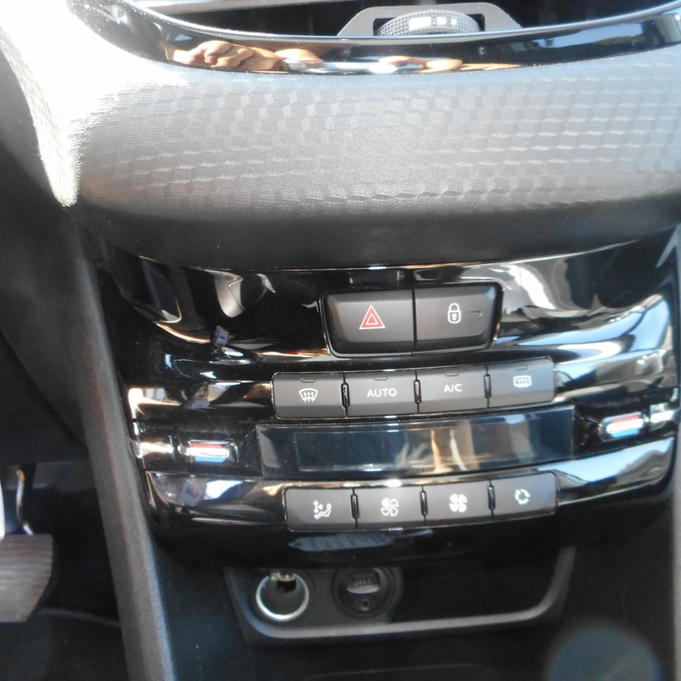 Peugeot 2008 1,6 BlueHDi 100 Allure Sky 5d