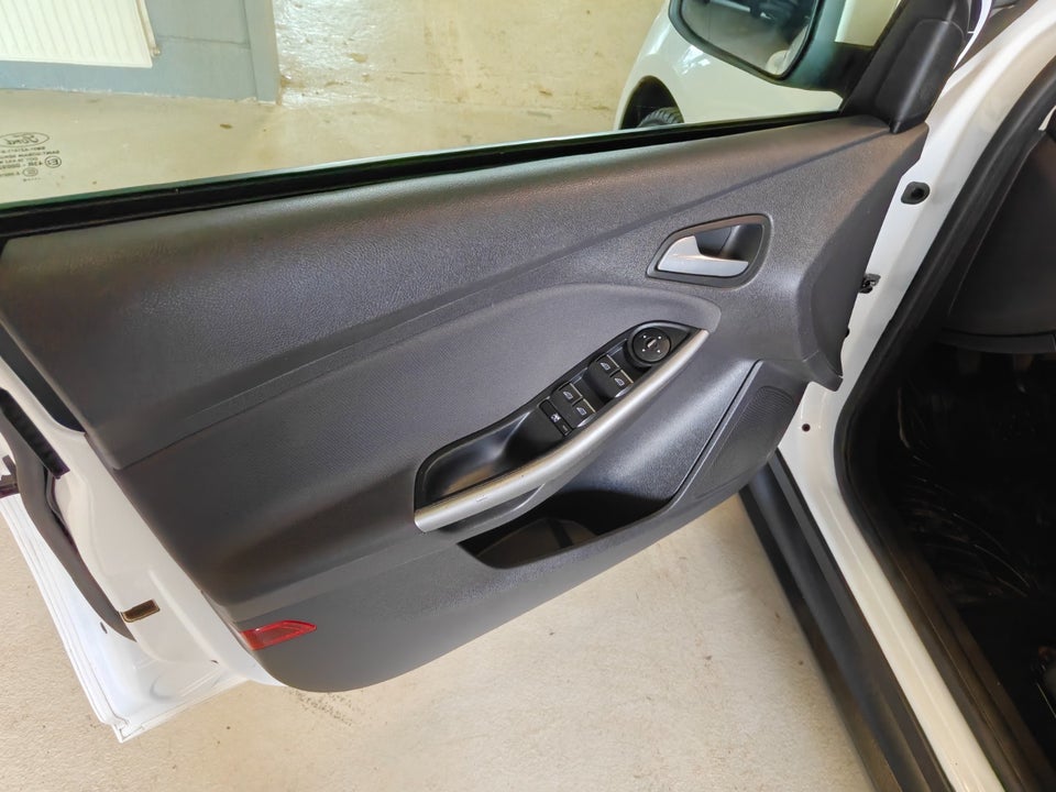 Ford Focus 1,0 SCTi 100 Titanium stc. 5d
