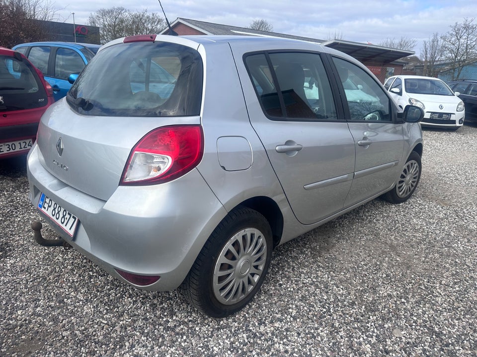 Renault Clio III 1,2 16V Authentique 5d