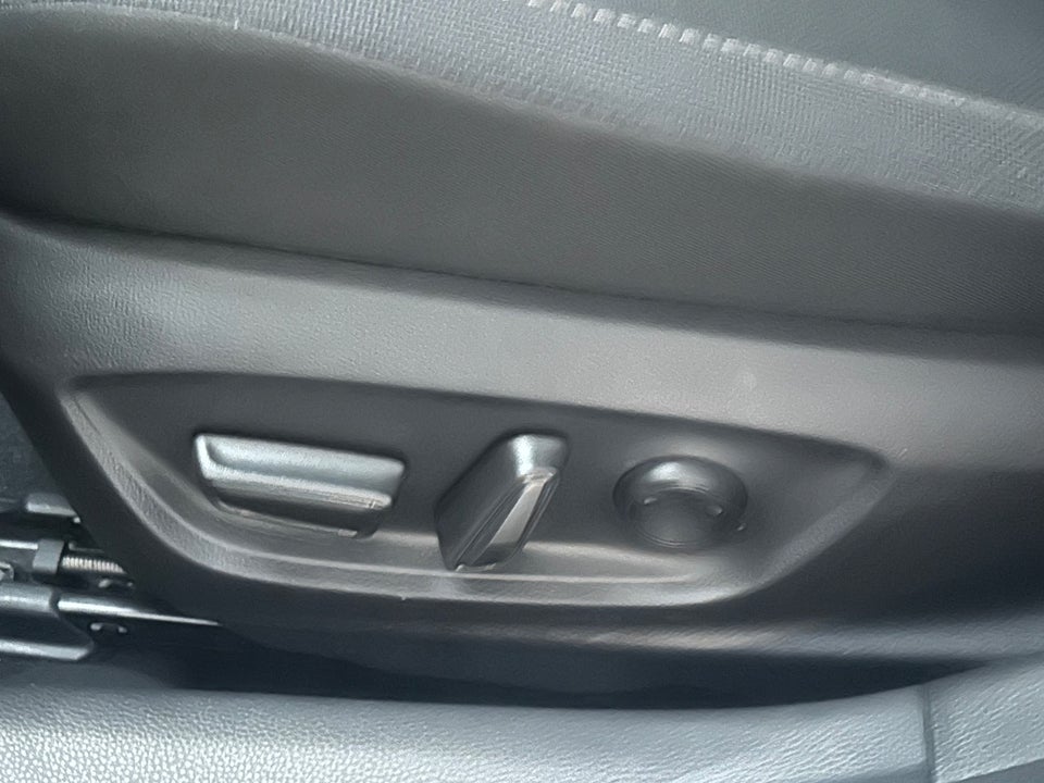 Toyota Prius 2,0 Plug-in Hybrid Elegant 5d