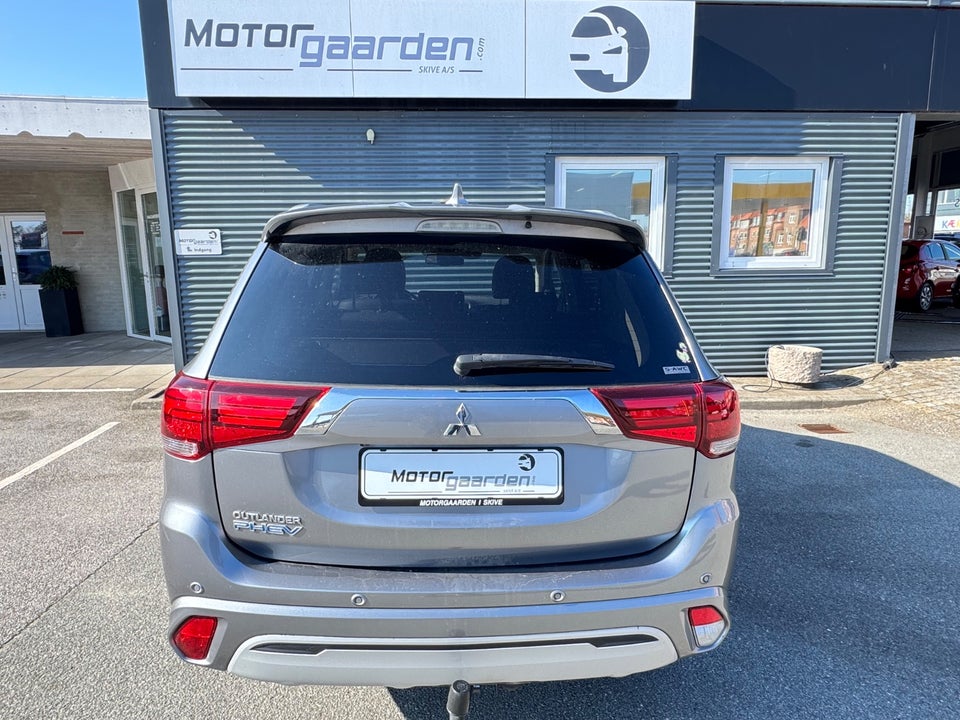 Mitsubishi Outlander 2,4 PHEV Limited CVT 4WD 5d