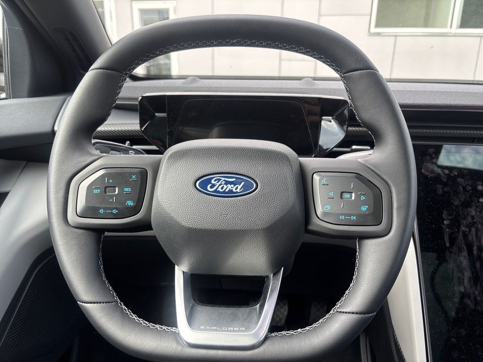 Ford Explorer 77 Premium Extended Range 5d