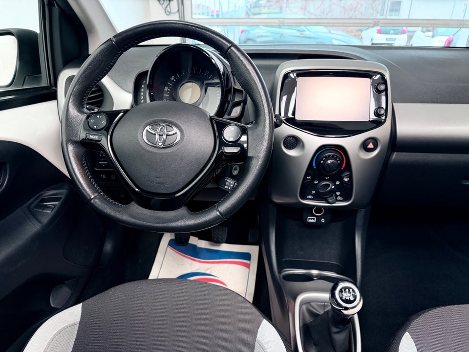 Toyota Aygo 1,0 VVT-i x-wave Sky 5d