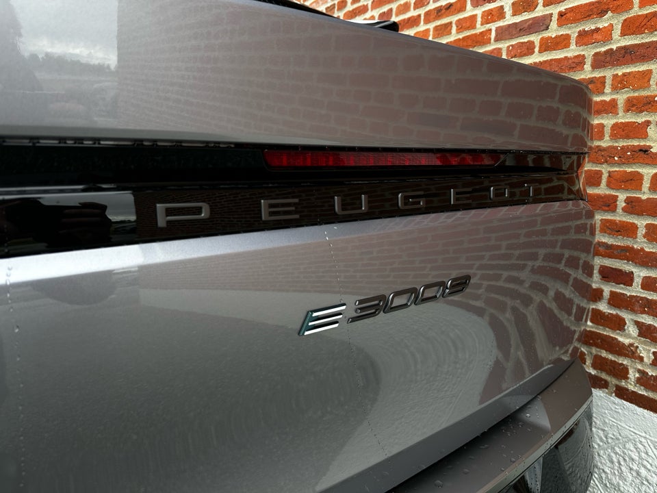 Peugeot e-3008 77 GT Pack 5d