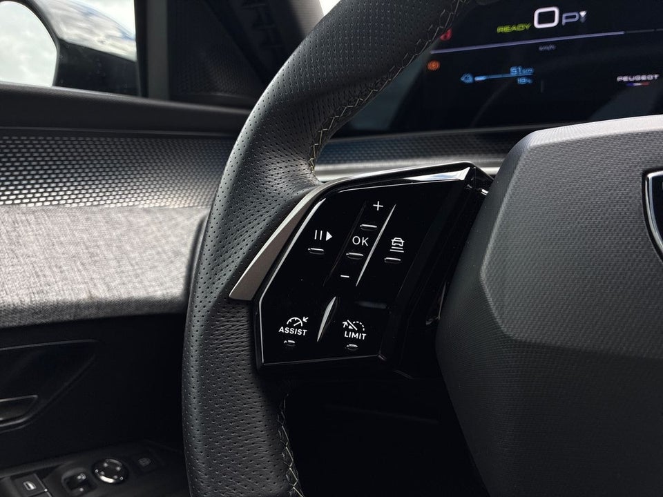 Peugeot e-3008 77 GT 5d