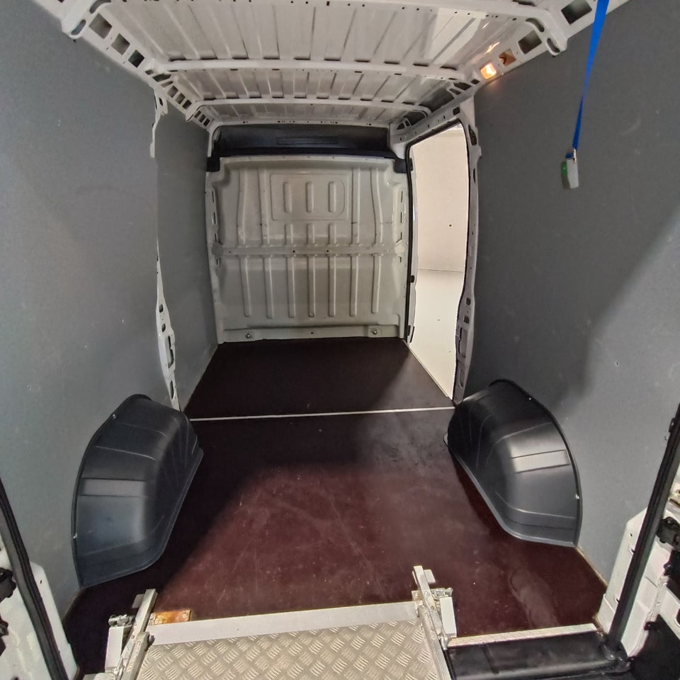Peugeot Boxer 333 2,2 BlueHDi 140 L2H2 Premium