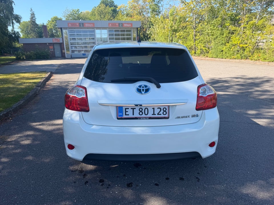 Toyota Auris 1,8 Hybrid 5d