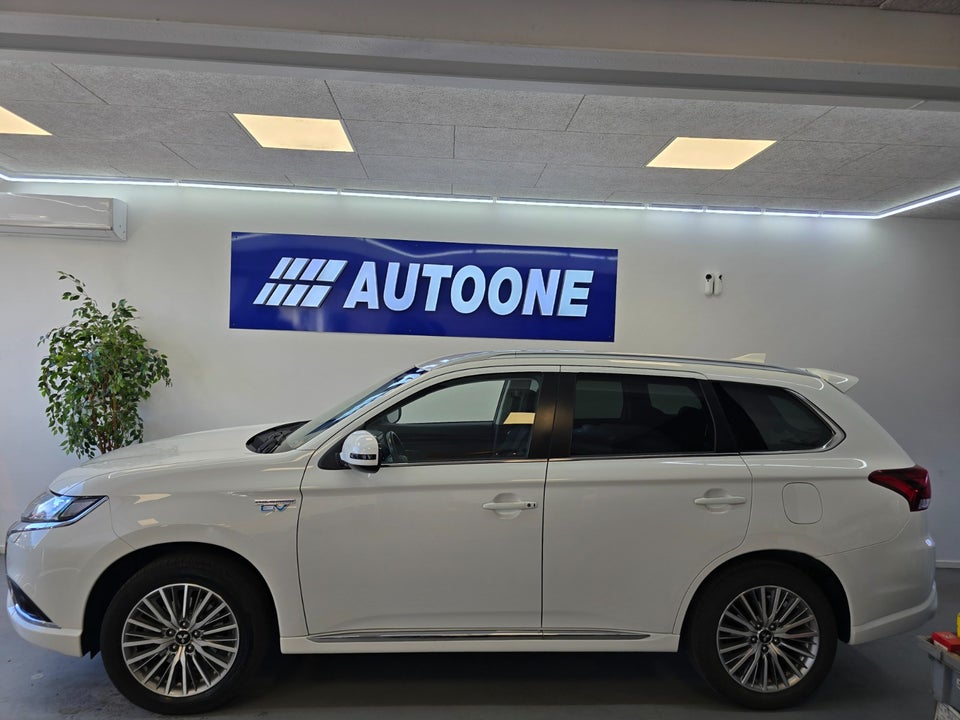 Mitsubishi Outlander 2,4 PHEV Inform+ CVT 4WD 5d