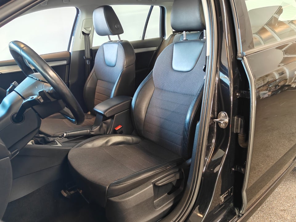 Skoda Octavia 1,6 TDi 105 Elegance Combi DSG 5d