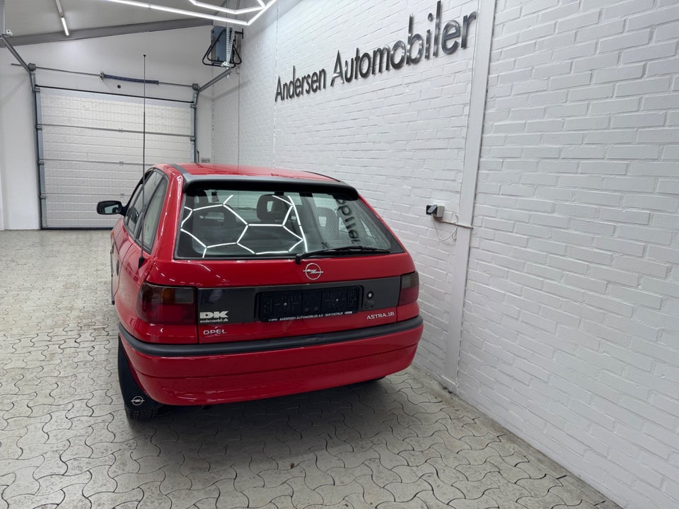 Opel Astra 1,6 Champion 5d