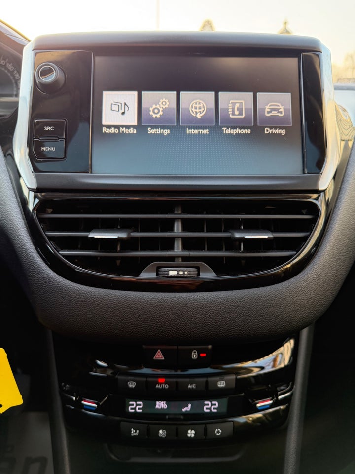 Peugeot 208 1,2 VTi Allure Sky 5d