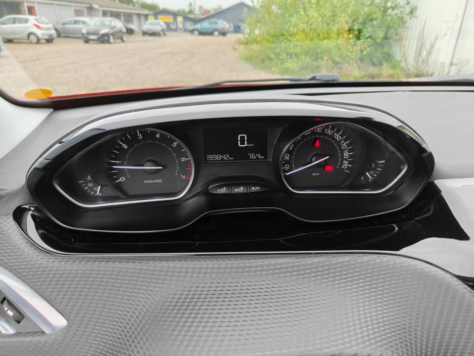 Peugeot 208 1,2 VTi Allure Sky 5d