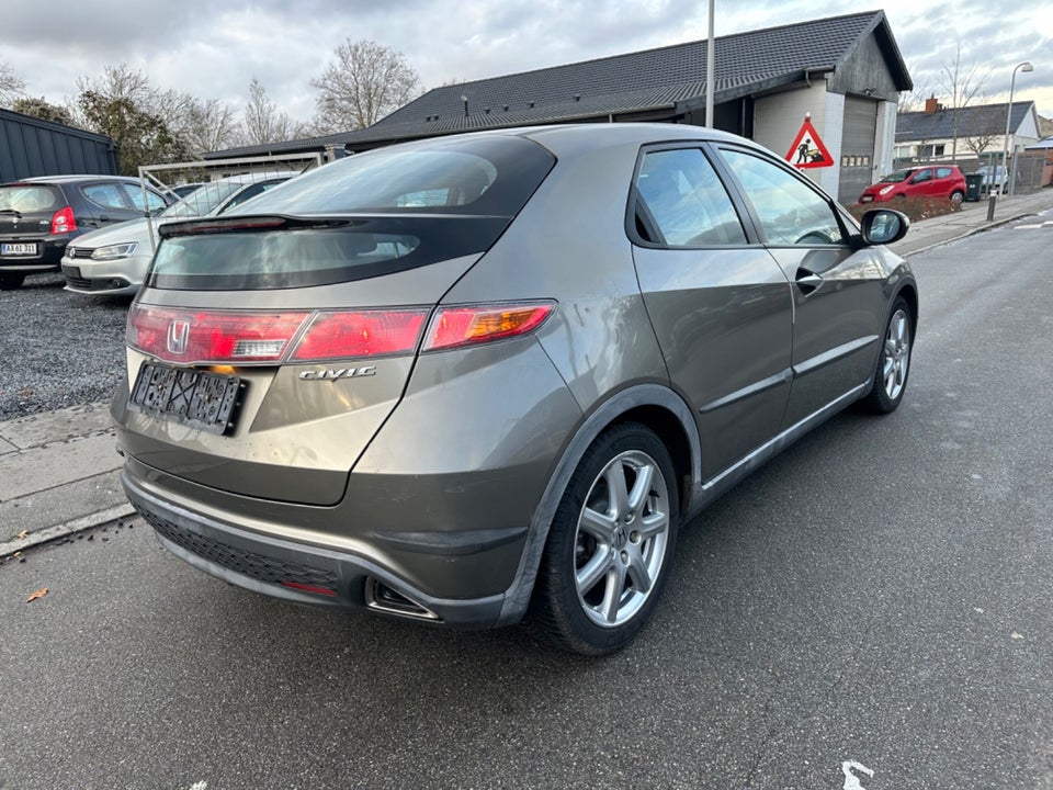 Honda Civic 1,8 Executive 5d