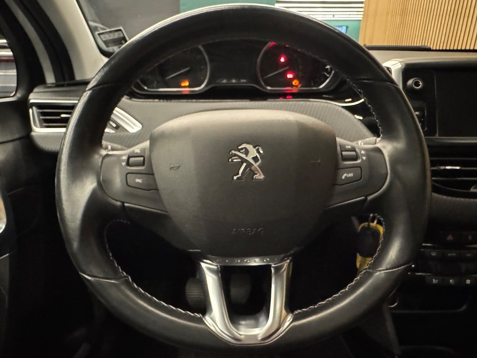 Peugeot 2008 1,2 e-THP 110 Allure Sky 5d