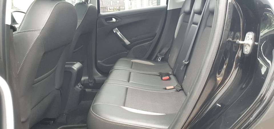 Peugeot 2008 1,2 PureTech 130 Selection Sky 5d