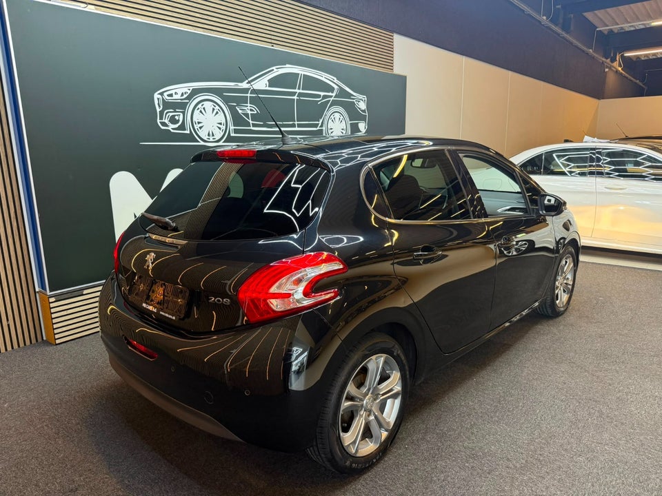 Peugeot 208 1,2 VTi Allure Sky 5d