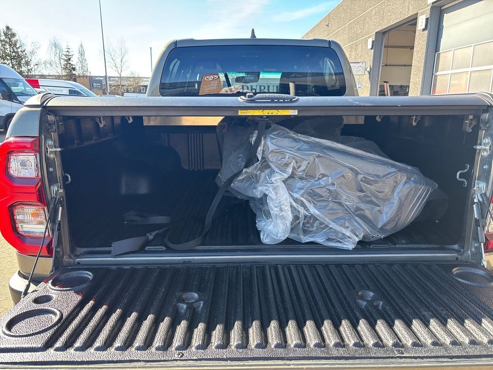 Toyota HiLux 2,8 D T4 Invincible Db.Kab aut. 4d