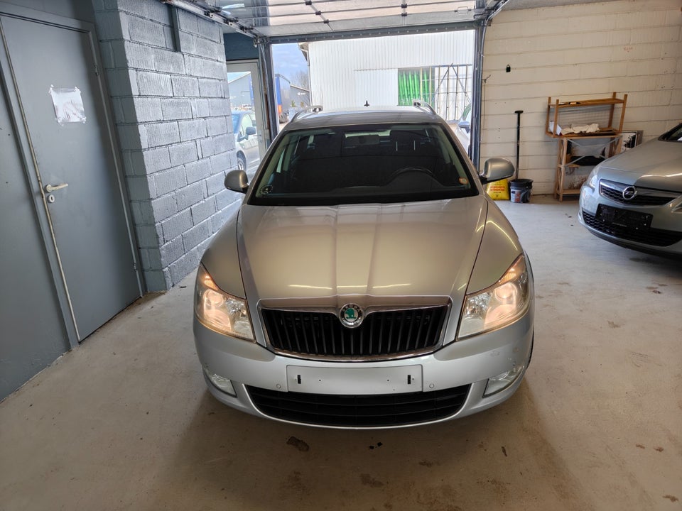 Skoda Octavia 1,6 TDi 105 Elegance Combi 5d
