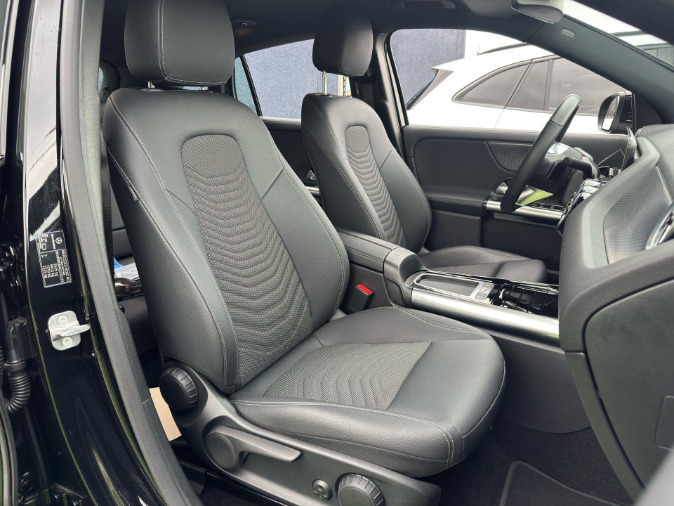 Mercedes EQA300 Progressive 4Matic 5d