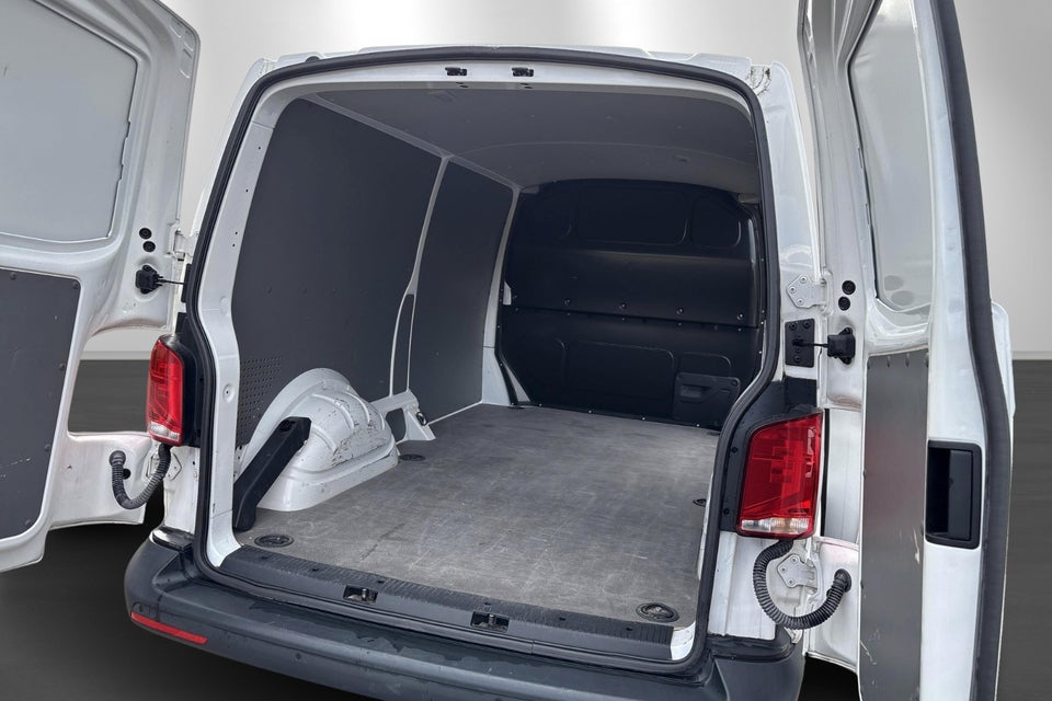 VW Transporter 2,0 TDi 110 Kassevogn lang