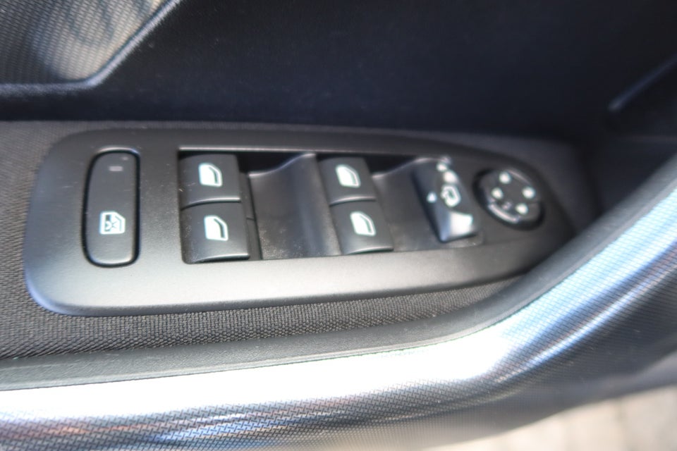 Peugeot 2008 1,6 BlueHDi 100 Allure Sky 5d