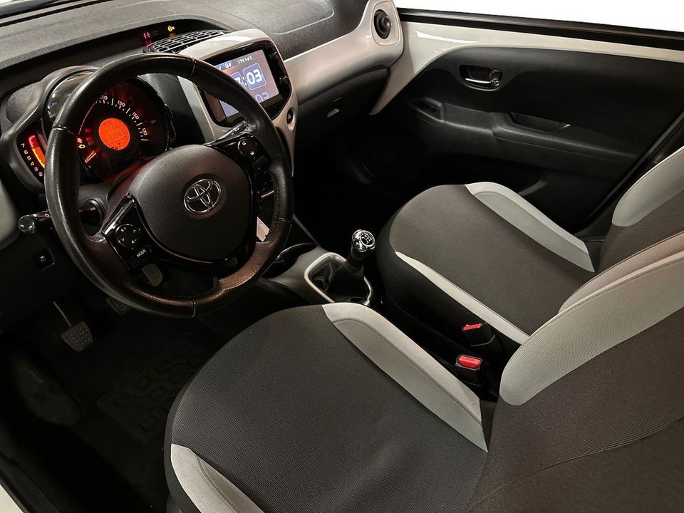 Toyota Aygo 1,0 VVT-i x-play x-touch 5d