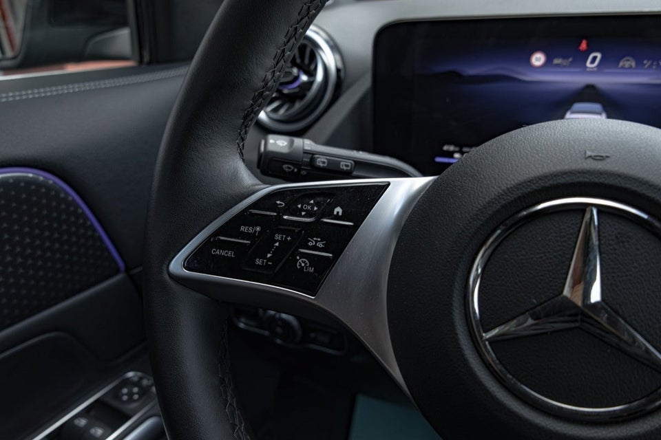 Mercedes EQA300 4Matic 5d