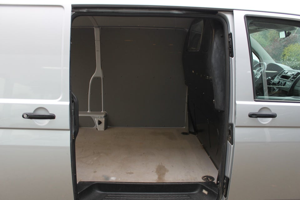 VW Transporter 2,0 TDi 140 Kassevogn lang