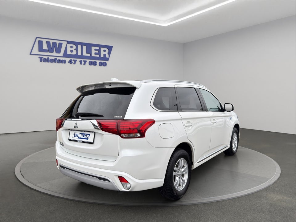 Mitsubishi Outlander 2,4 PHEV Invite CVT 4WD 5d