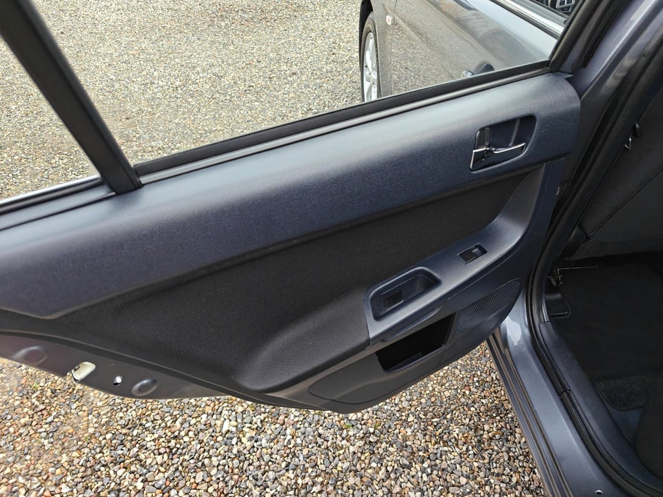 Mitsubishi Lancer 1,6 Invite SportBack 5d