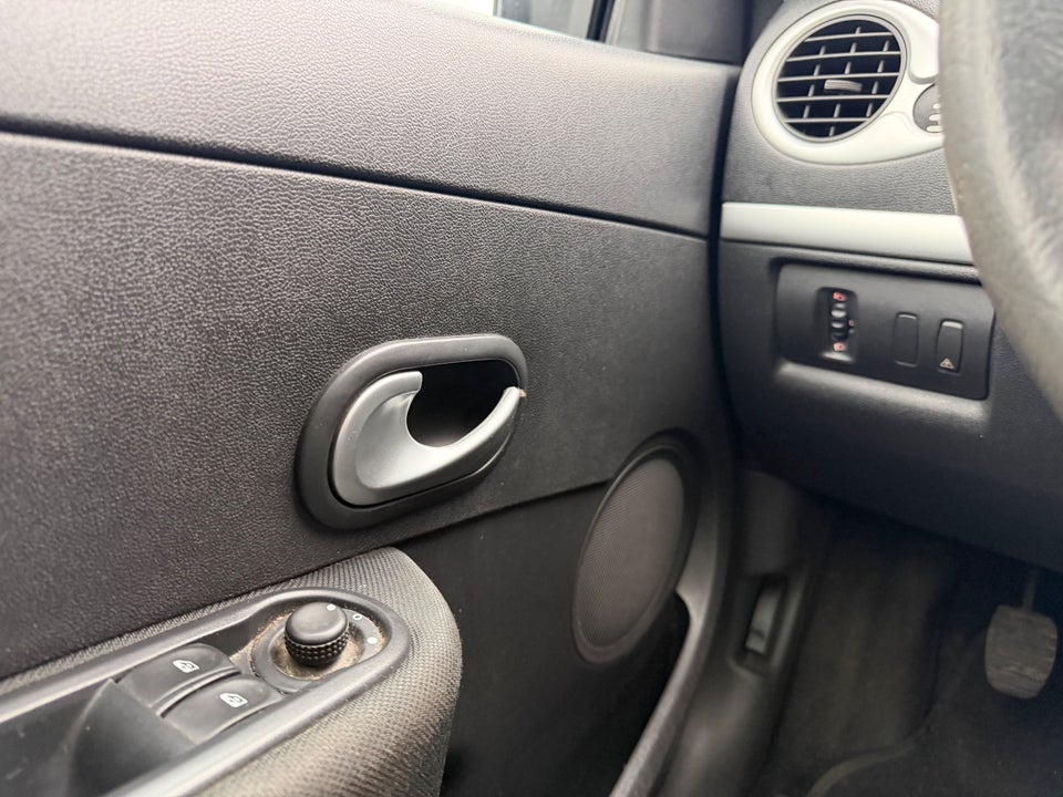 Renault Clio III 1,2 16V Advantage 5d