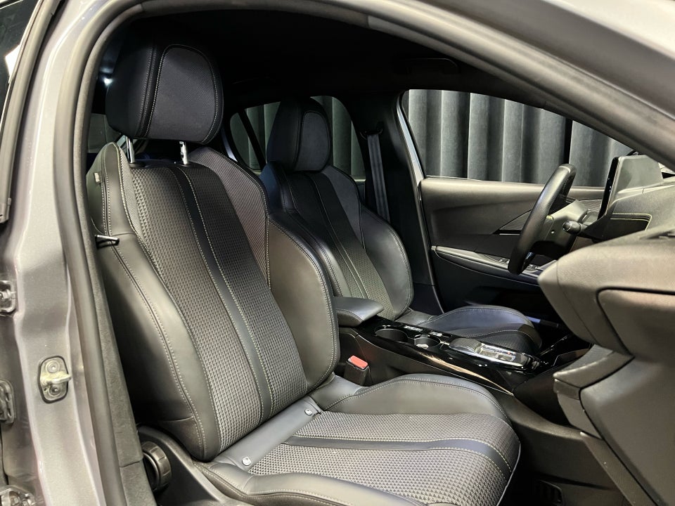 Peugeot e-208 50 GT 5d