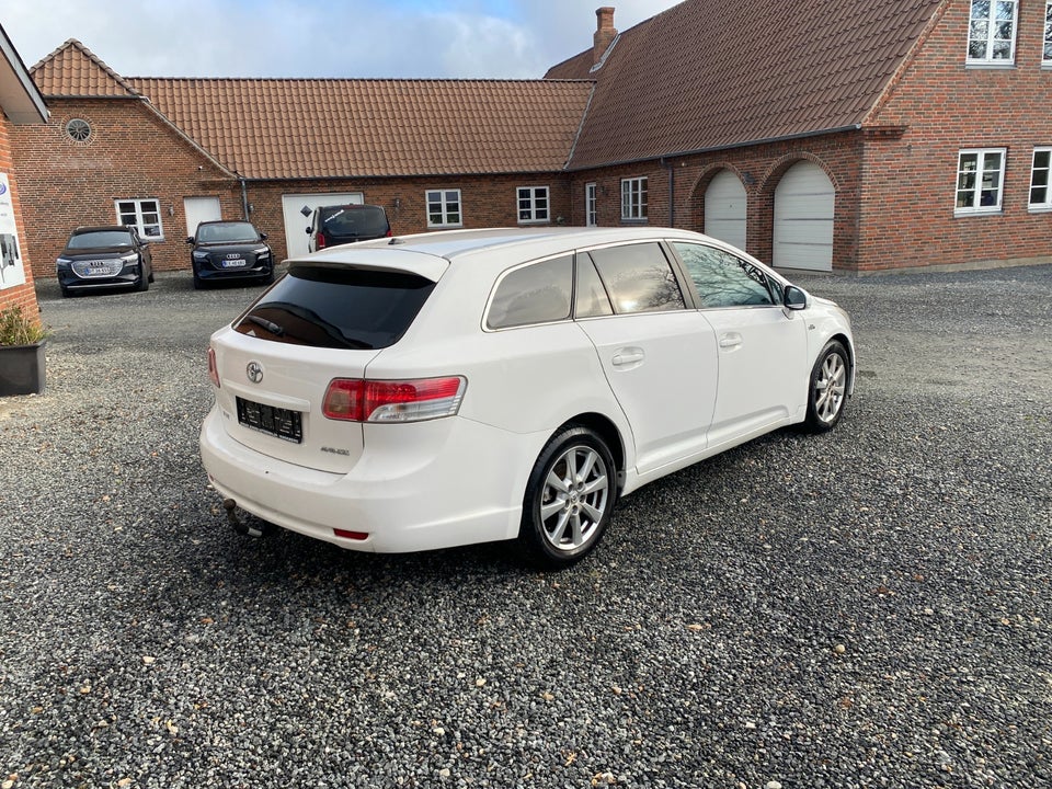 Toyota Avensis 2,2 D-CAT 177 T4 stc. 5d