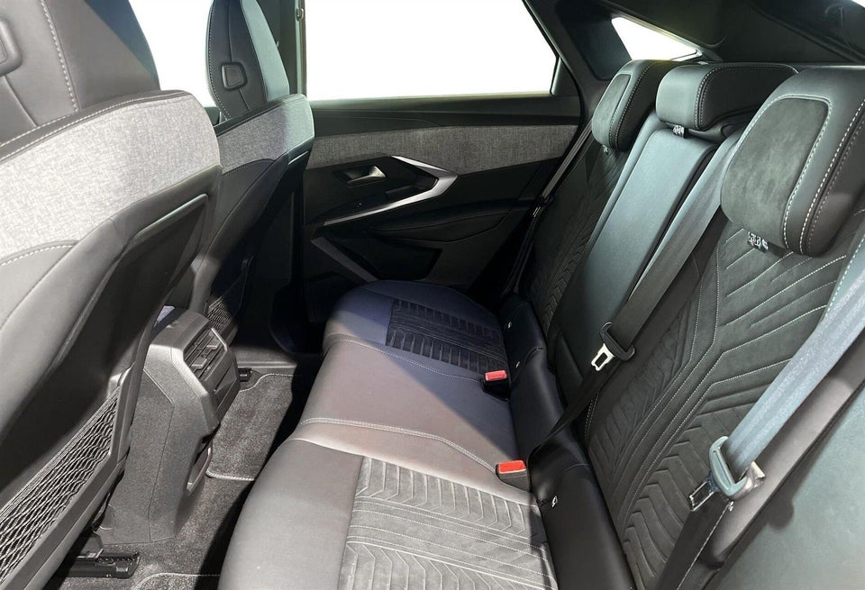 Peugeot e-3008 77 GT Pack 5d