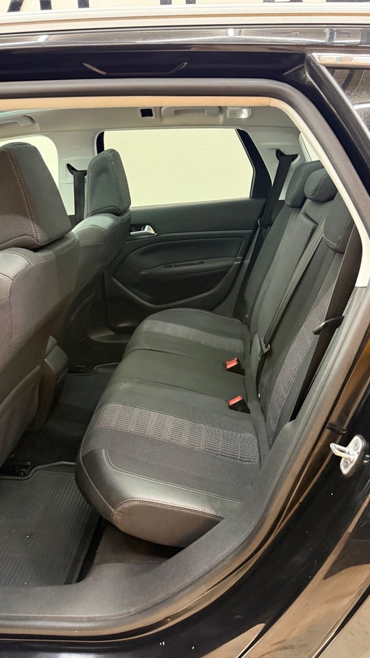 Peugeot 308 1,5 BlueHDi 130 Allure Sky SW 5d