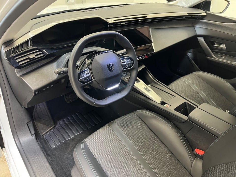 Peugeot 308 1,6 Hybrid First Selection+ EAT8 5d