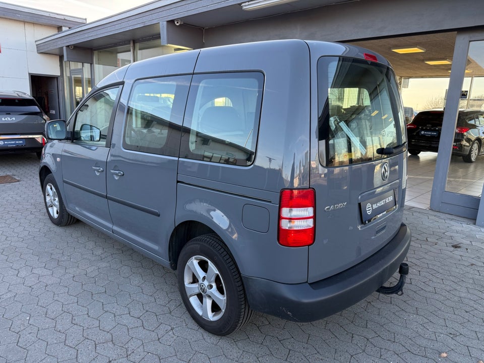 VW Caddy 1,6 TDi 102 Trendline DSG 4d